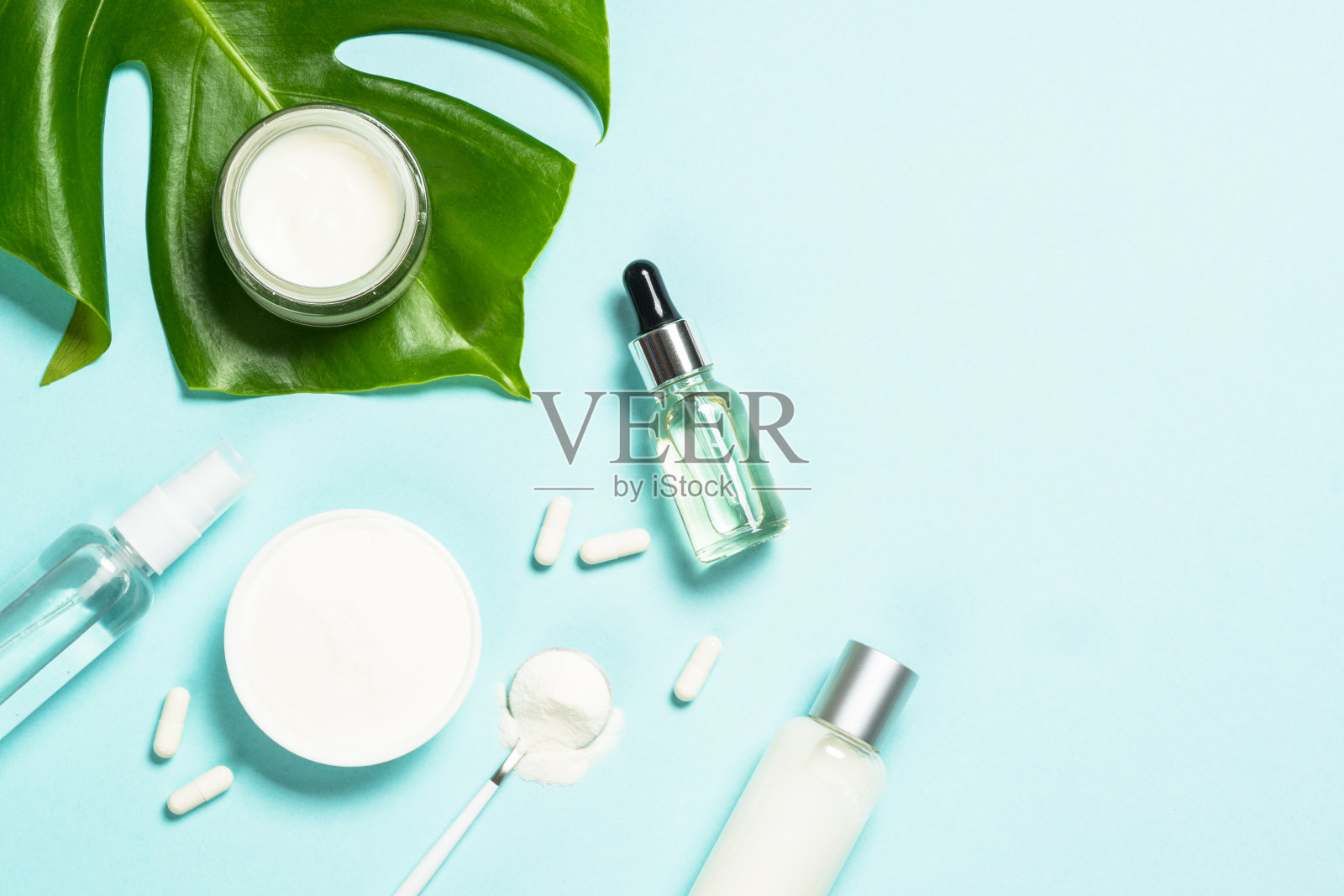 胶原蛋白产品和化妆品在蓝色的顶部视图。照片摄影图片