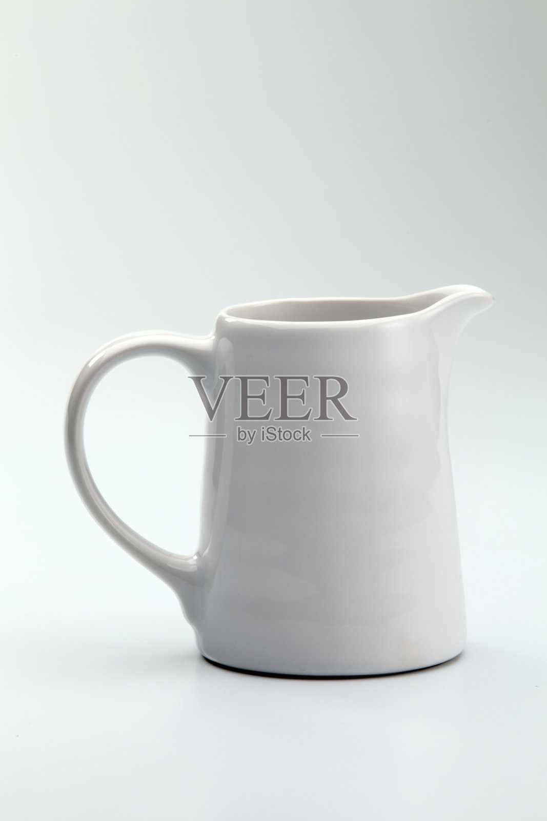 白色牛奶罐或牛奶罐在白色背景下照片摄影图片