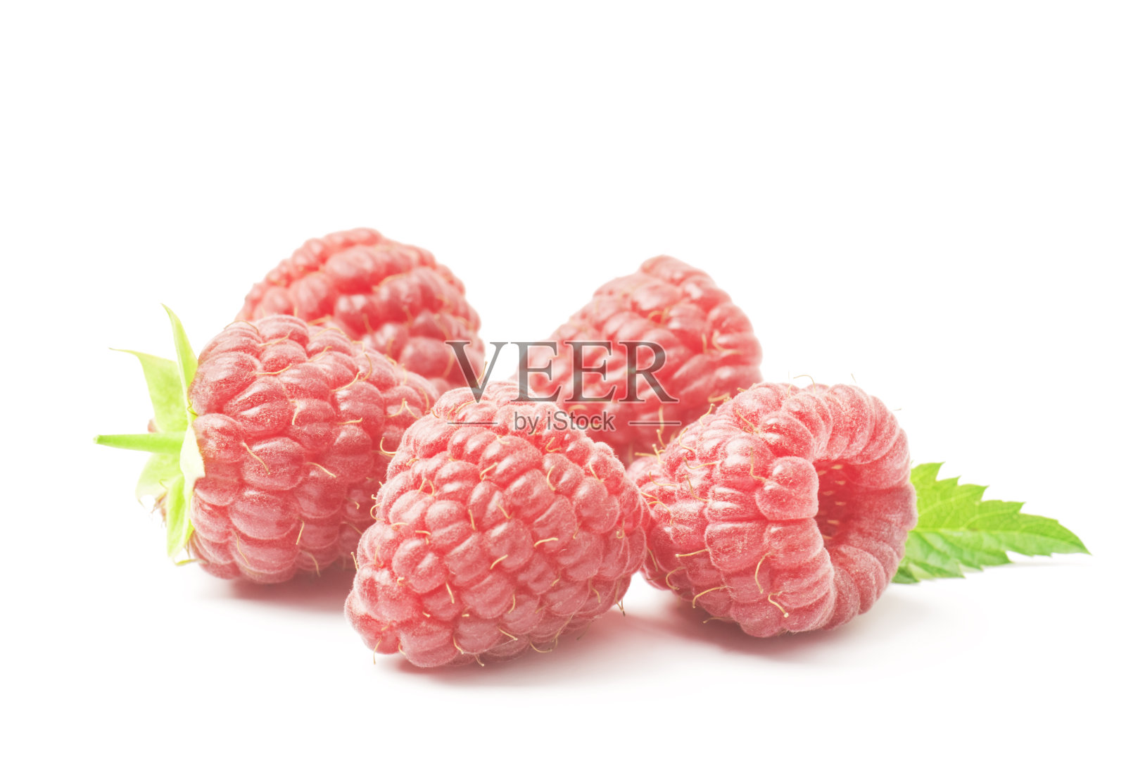 成熟的红色覆盆子，白色背景上有孤立的绿叶照片摄影图片