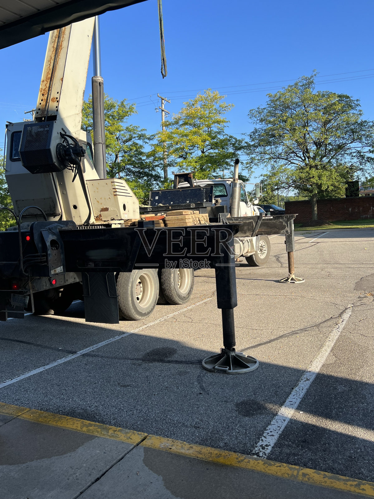起重机准备将暖通空调装置吊到条形商场屋顶上。照片摄影图片