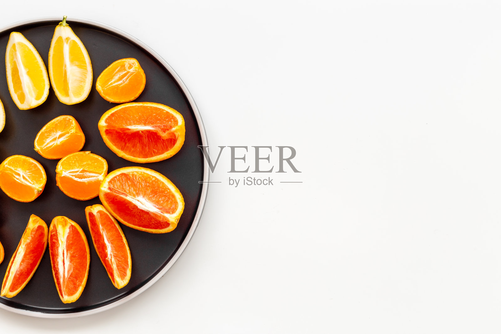 许多混合水果在白色盘子上，俯视图照片摄影图片