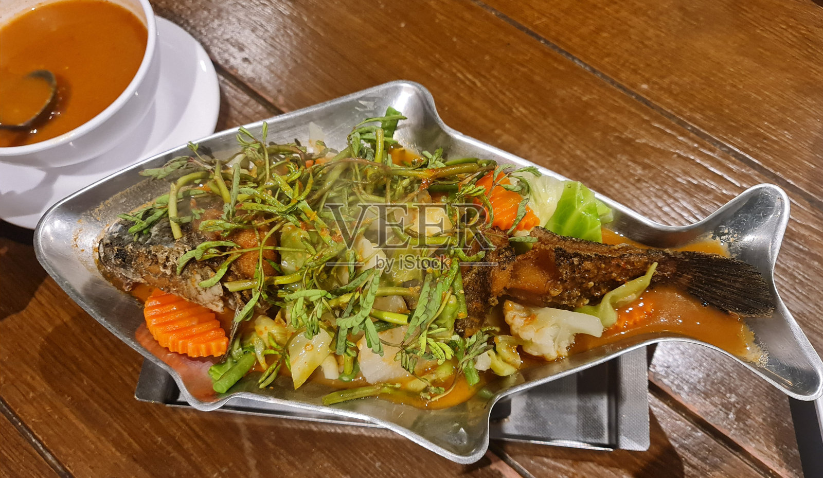 酸辣汤深烧黑头鱼照片摄影图片