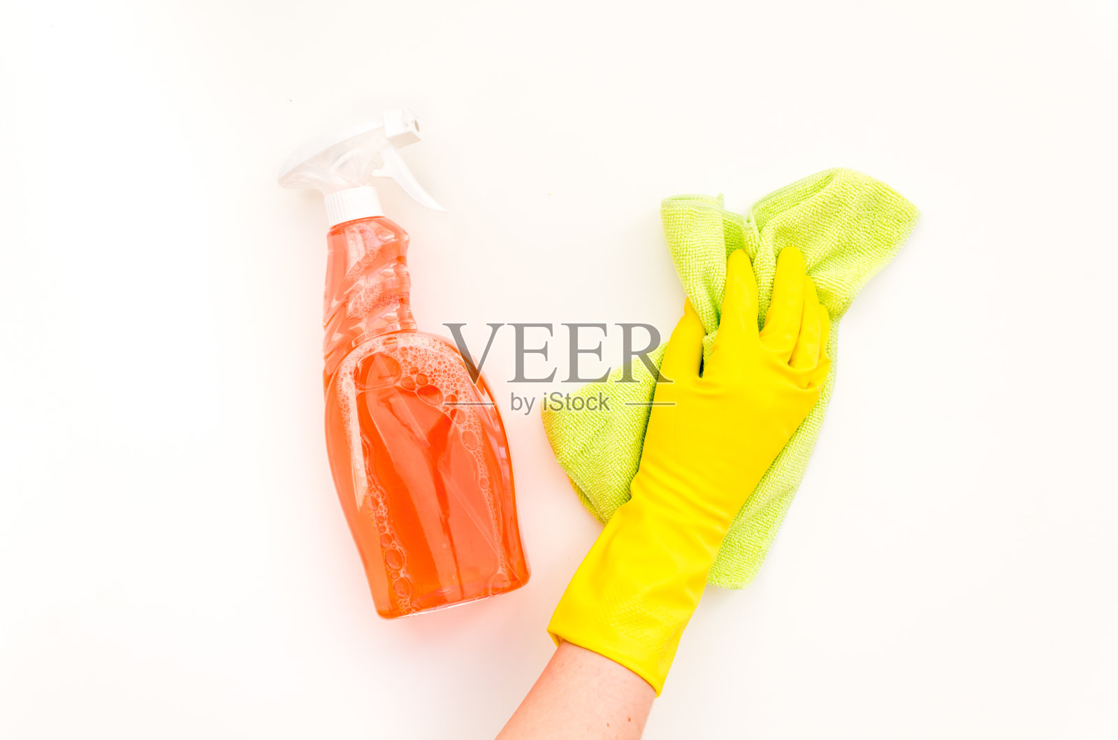 女清洁工手戴黄色手套，用抹布清洁表面照片摄影图片