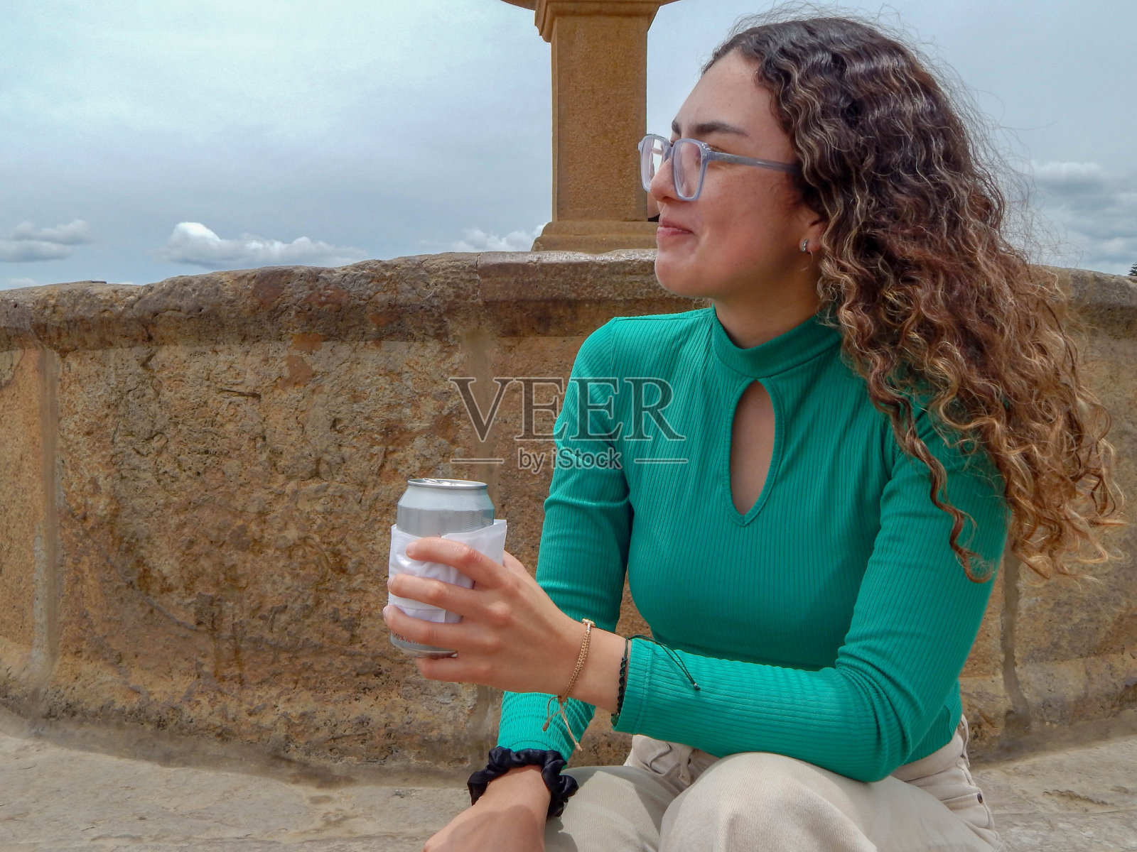 美丽的年轻女孩在户外喝啤酒，面带微笑照片摄影图片