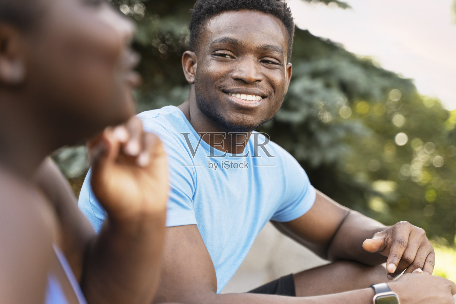 肖像美丽的微笑的非洲裔美国夫妇在户外街道上交谈。Ð¡沟通的概念照片摄影图片