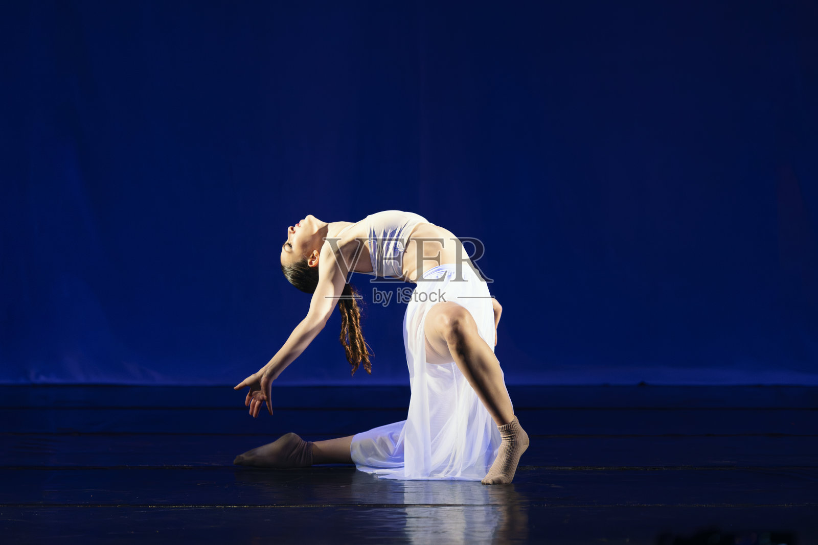 十几岁的女孩在舞台上跳现代舞照片摄影图片