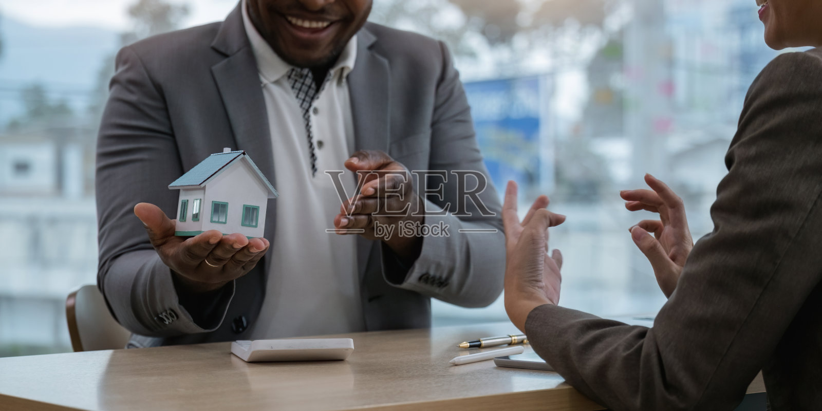 非裔美国男性房地产经纪人正在和他的亚洲女客户讨论。签订合同前房屋对客户的安全观念照片摄影图片