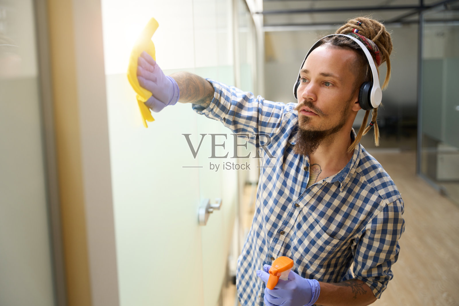 清洁工随便用抹布擦玻璃照片摄影图片