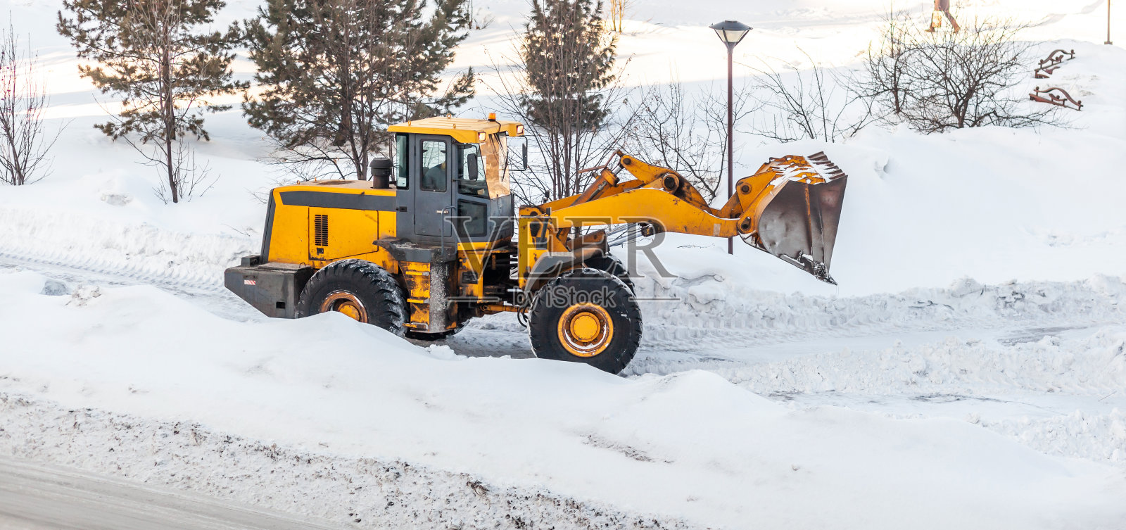 雪清算。大雪过后，拖拉机在清理道路。照片摄影图片