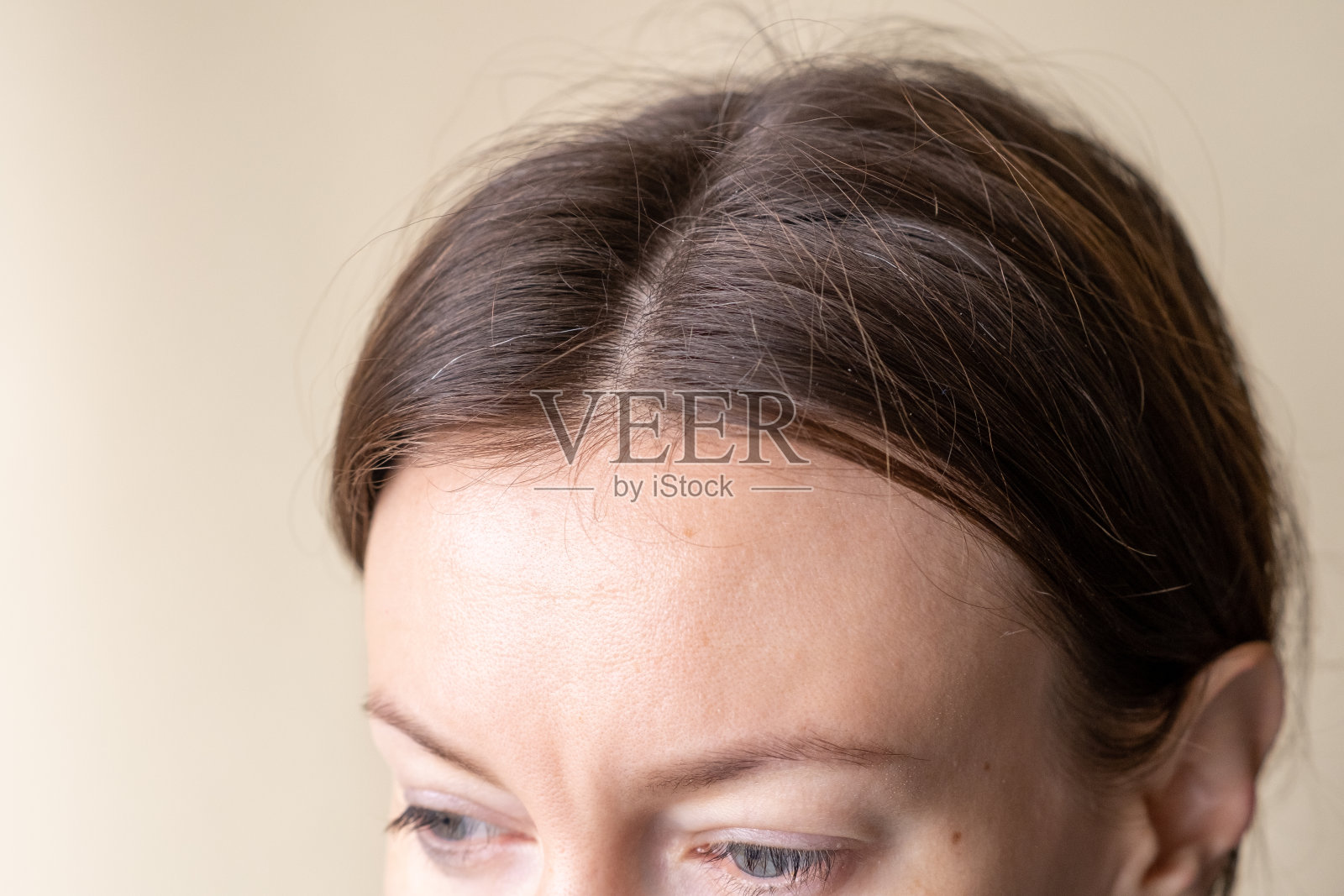 分头发:女性头上的头发分头发护发和护理。照片摄影图片