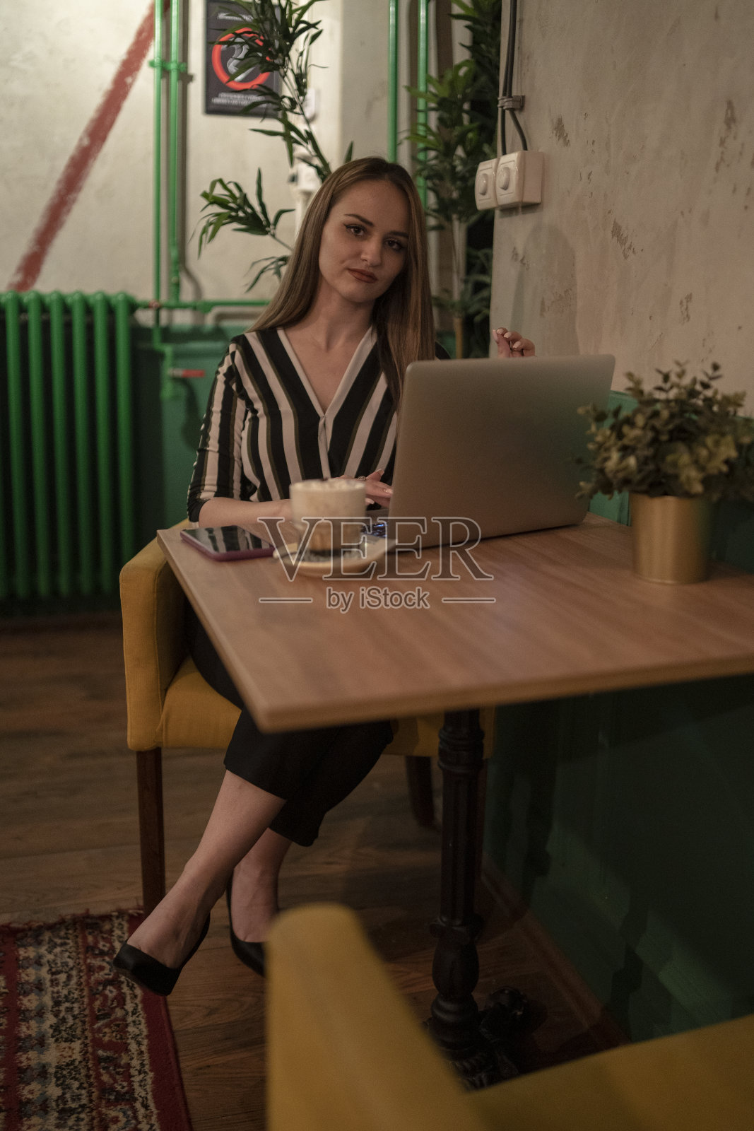 在咖啡馆工作的女商人照片摄影图片