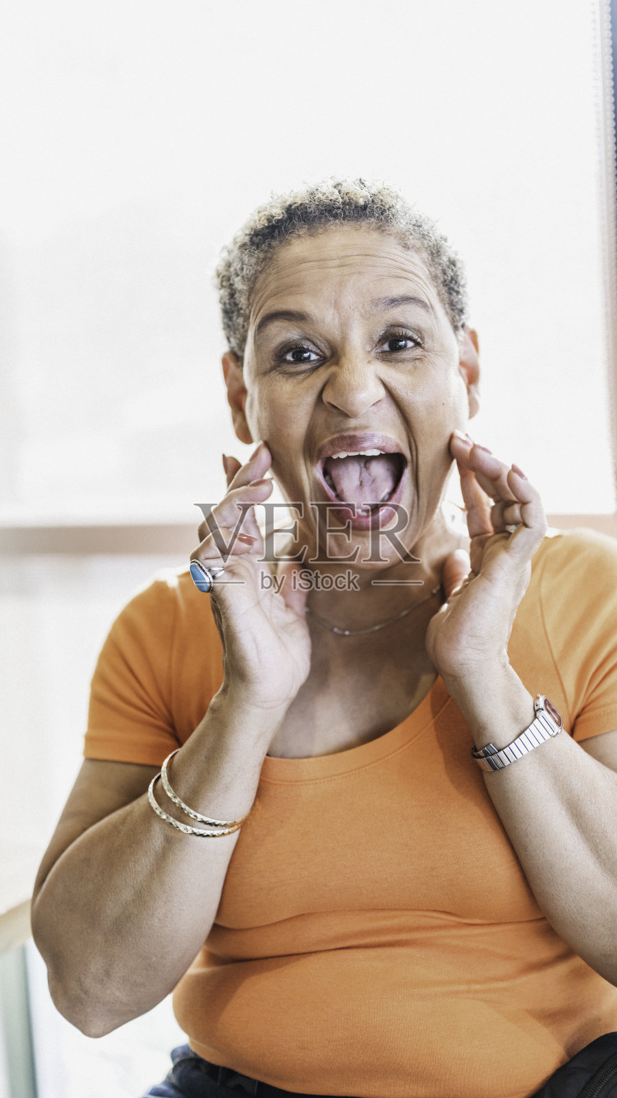 一个富有表现力的、快乐的、充满活力的混血成熟成年女性的肖像照片摄影图片