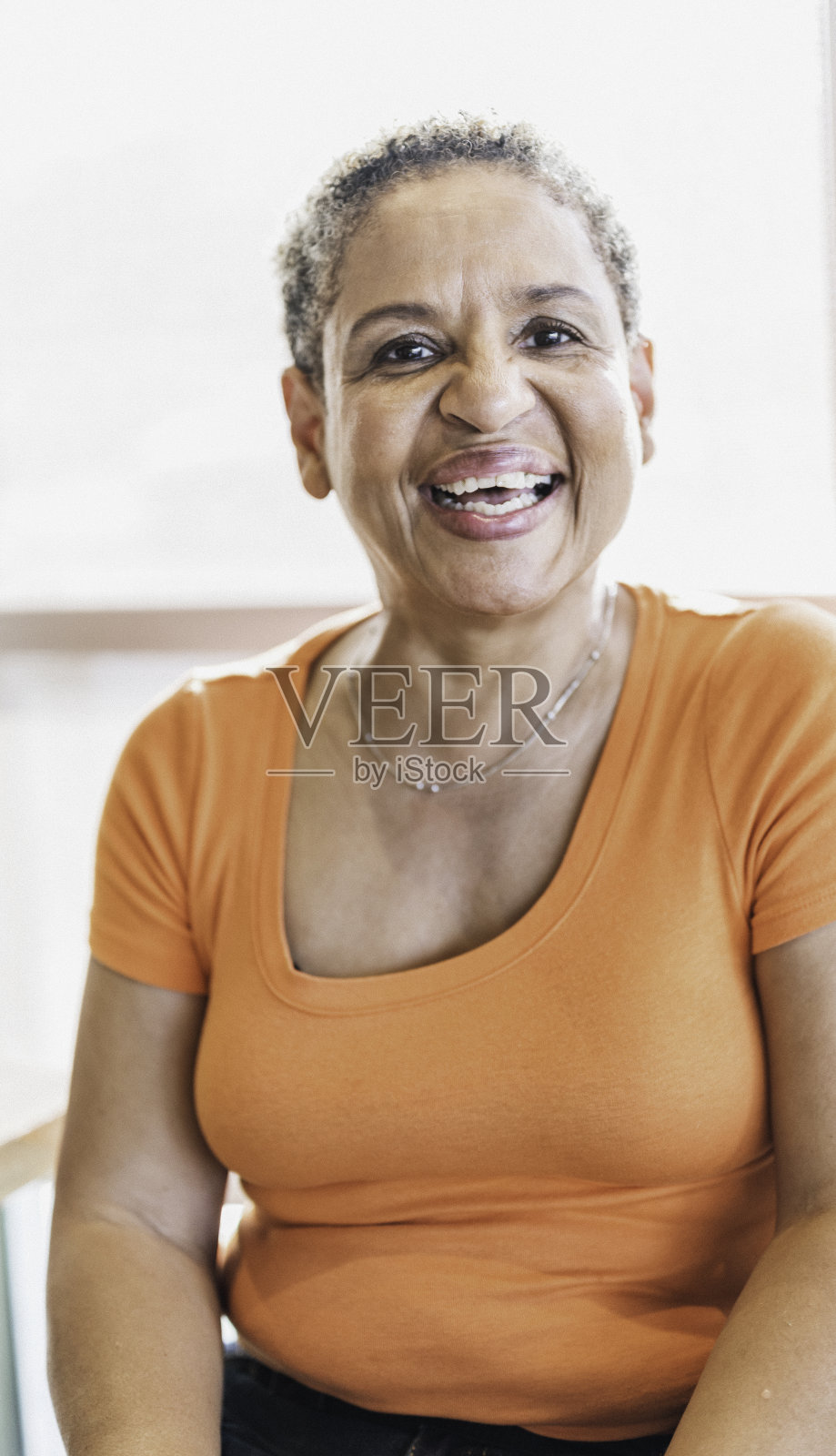 一个富有表现力的、快乐的、充满活力的混血成熟成年女性的肖像照片摄影图片