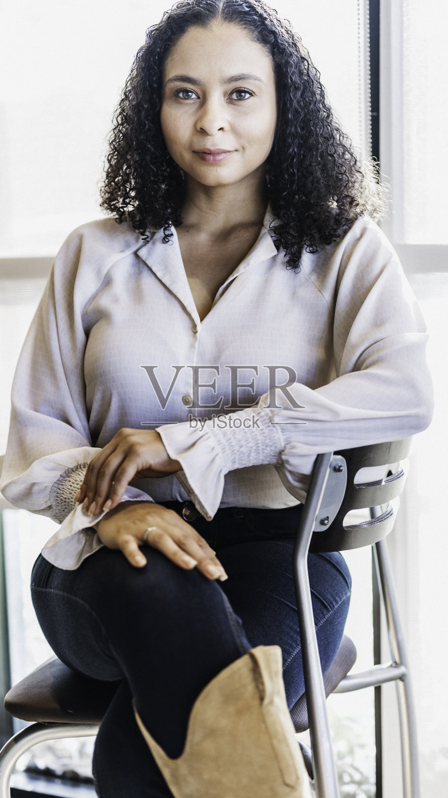 这是一幅美丽、泰然自若的年轻多种族女性的肖像照片摄影图片