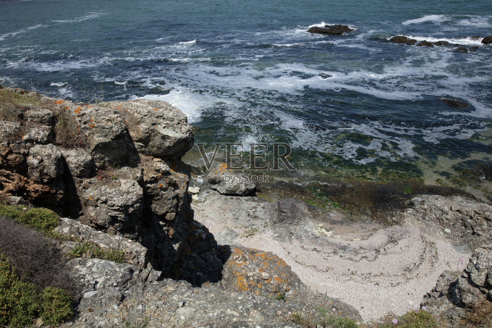 波涛起伏的岩石照片摄影图片