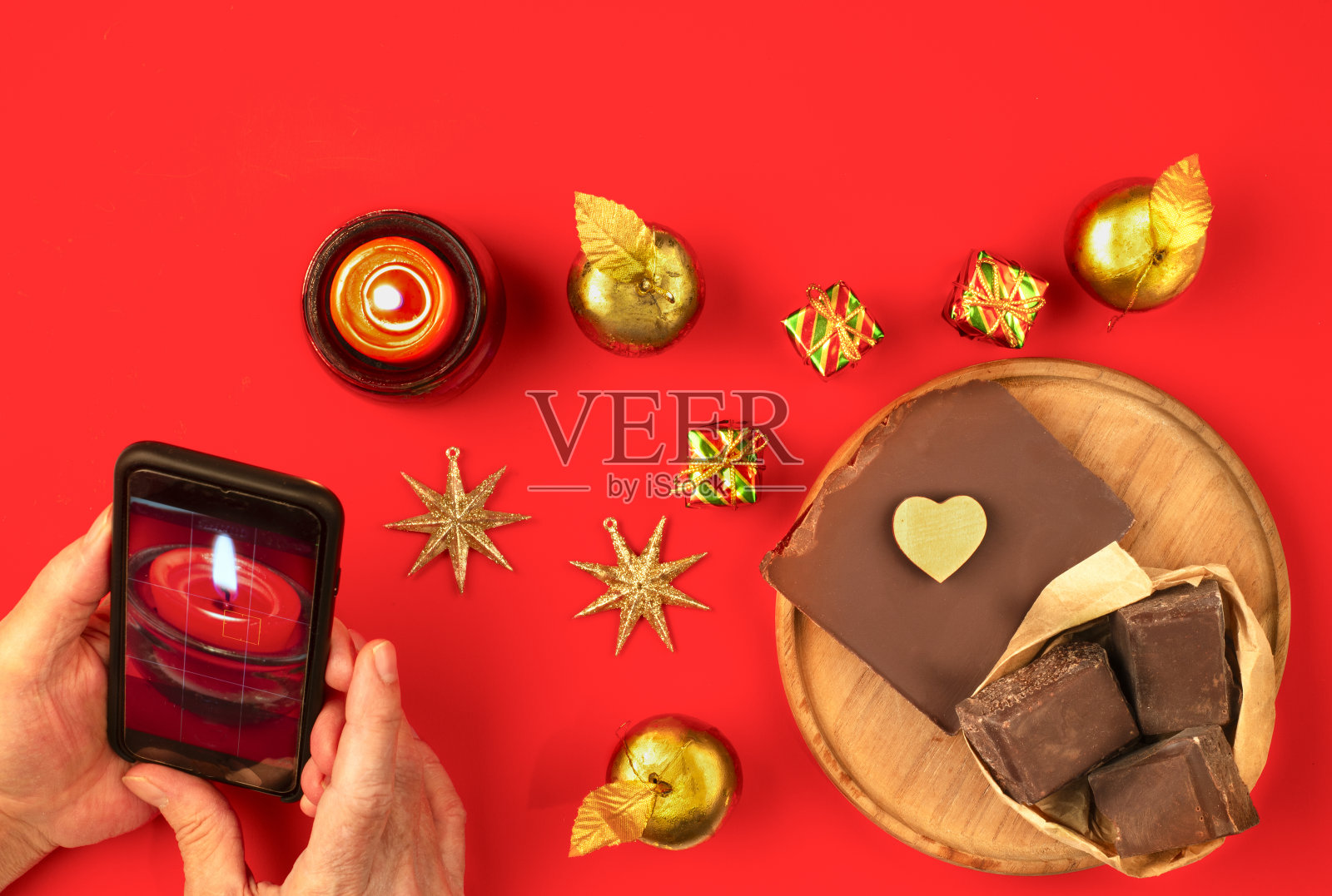 黑巧克力和圣诞装饰品照片摄影图片