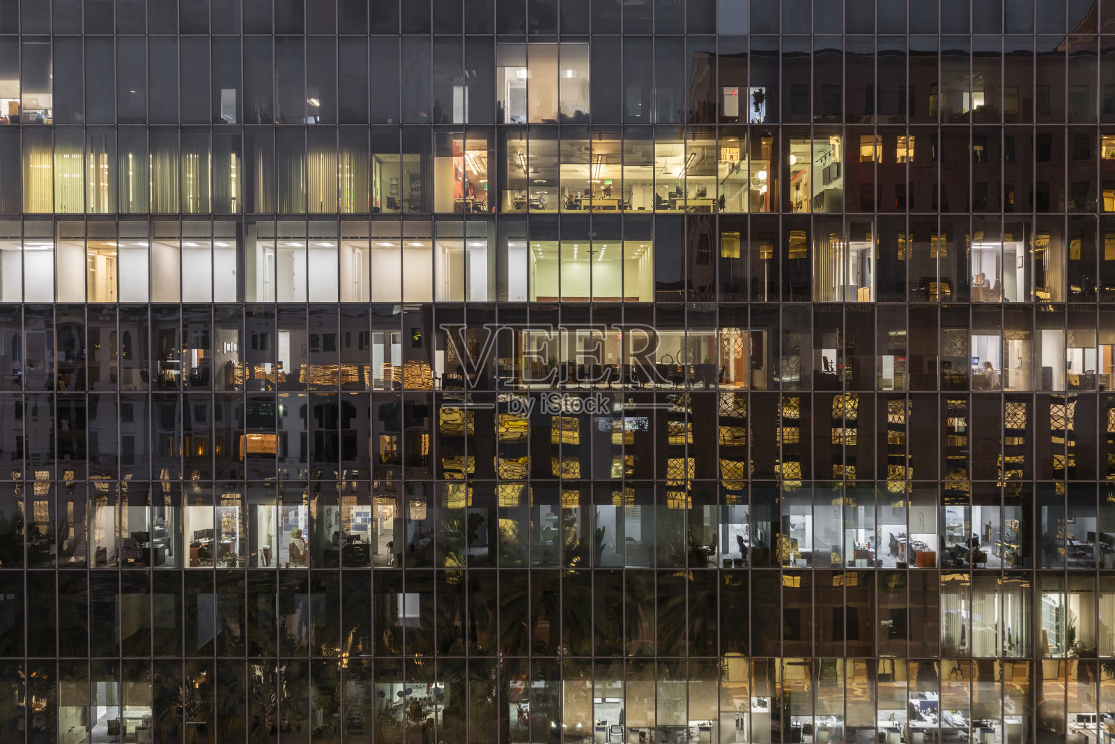 玻璃办公楼的夜间特写照片摄影图片