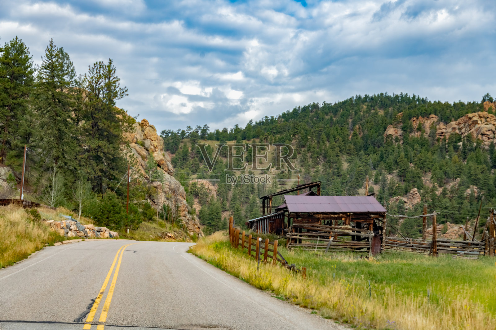落基山社区乡村公路与旧牧场谷仓和栅栏在美国西部的科罗拉多州特里亚尔在北美照片摄影图片