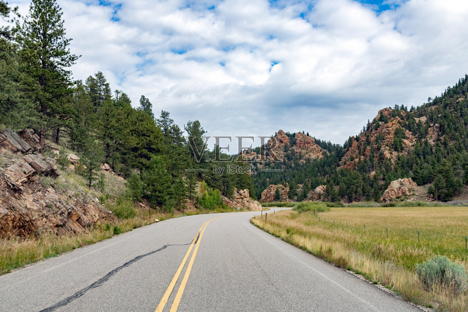 落基山社区乡村公路在美国西部的科罗拉多州特里亚尔在北美照片摄影图片