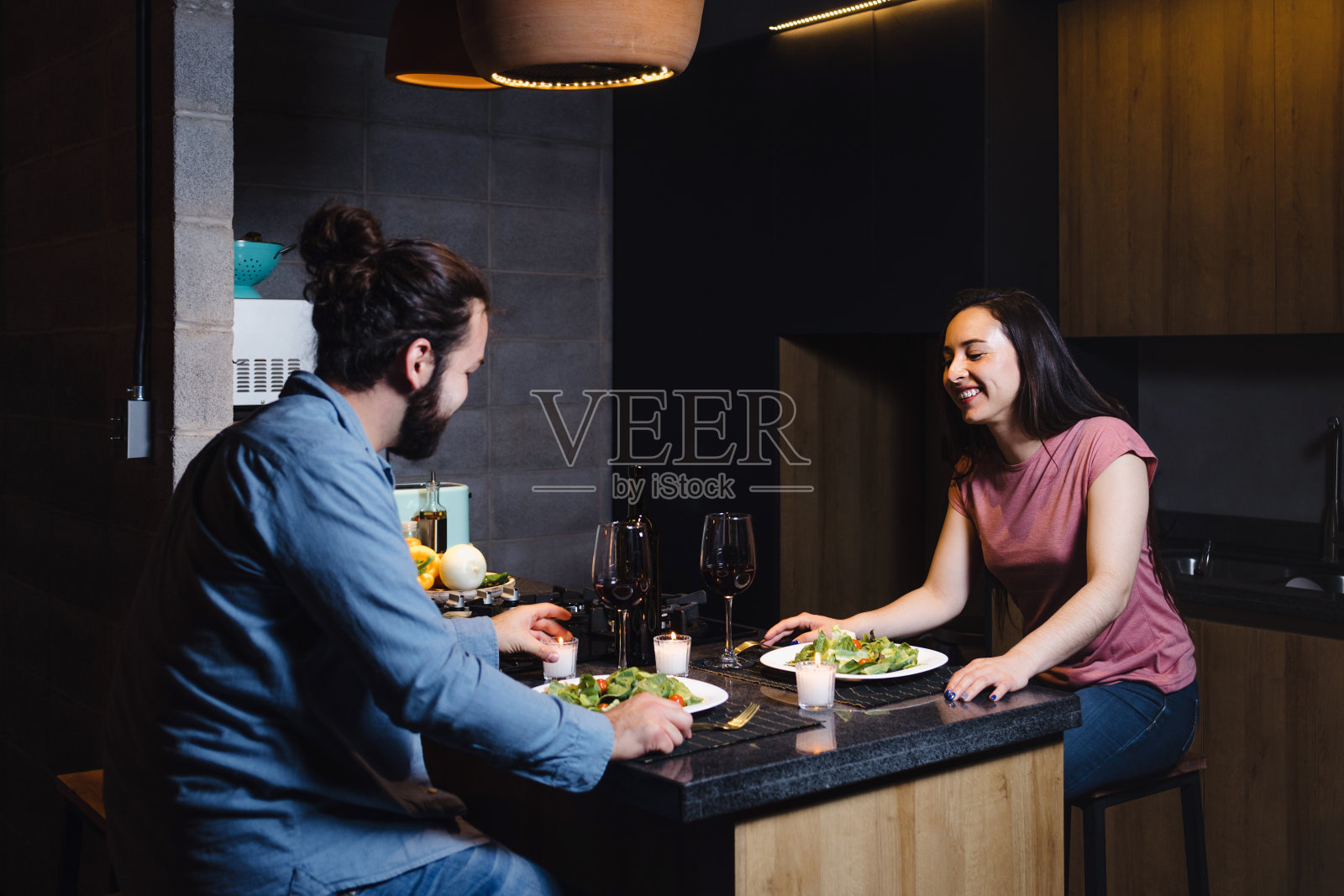 年轻的拉丁夫妇在约会和庆祝晚宴在墨西哥家里敬酒拉丁美洲，西班牙人在爱照片摄影图片