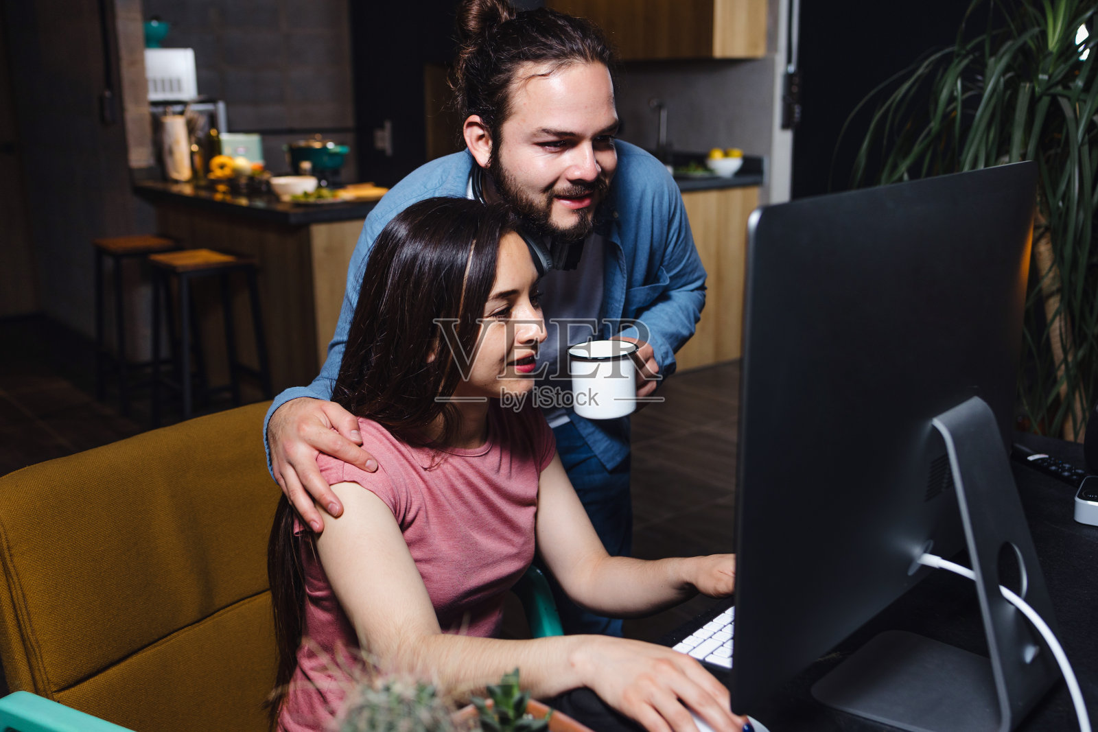 拉丁美洲年轻的学生夫妇在网上工作，晚上在家里用电脑在墨西哥拉丁美洲，西班牙人在家里办公室照片摄影图片