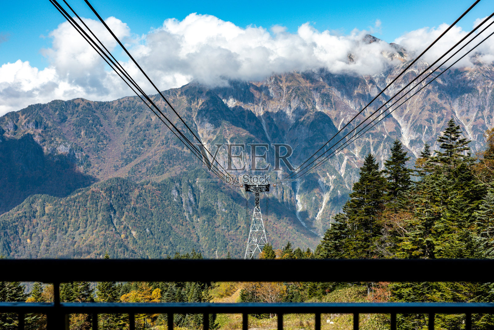 以缆车和索道为游客服务的主要旅游景点新堀田的秋色氛围。阿尔卑斯山脉、新贺高索道和秋天的树叶。照片摄影图片