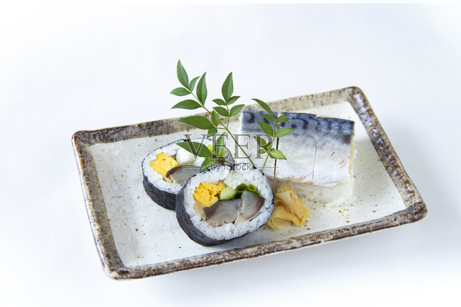鲭鱼寿司卷和鲭鱼寿司日本食品在白色的背景。日本的食物。照片摄影图片