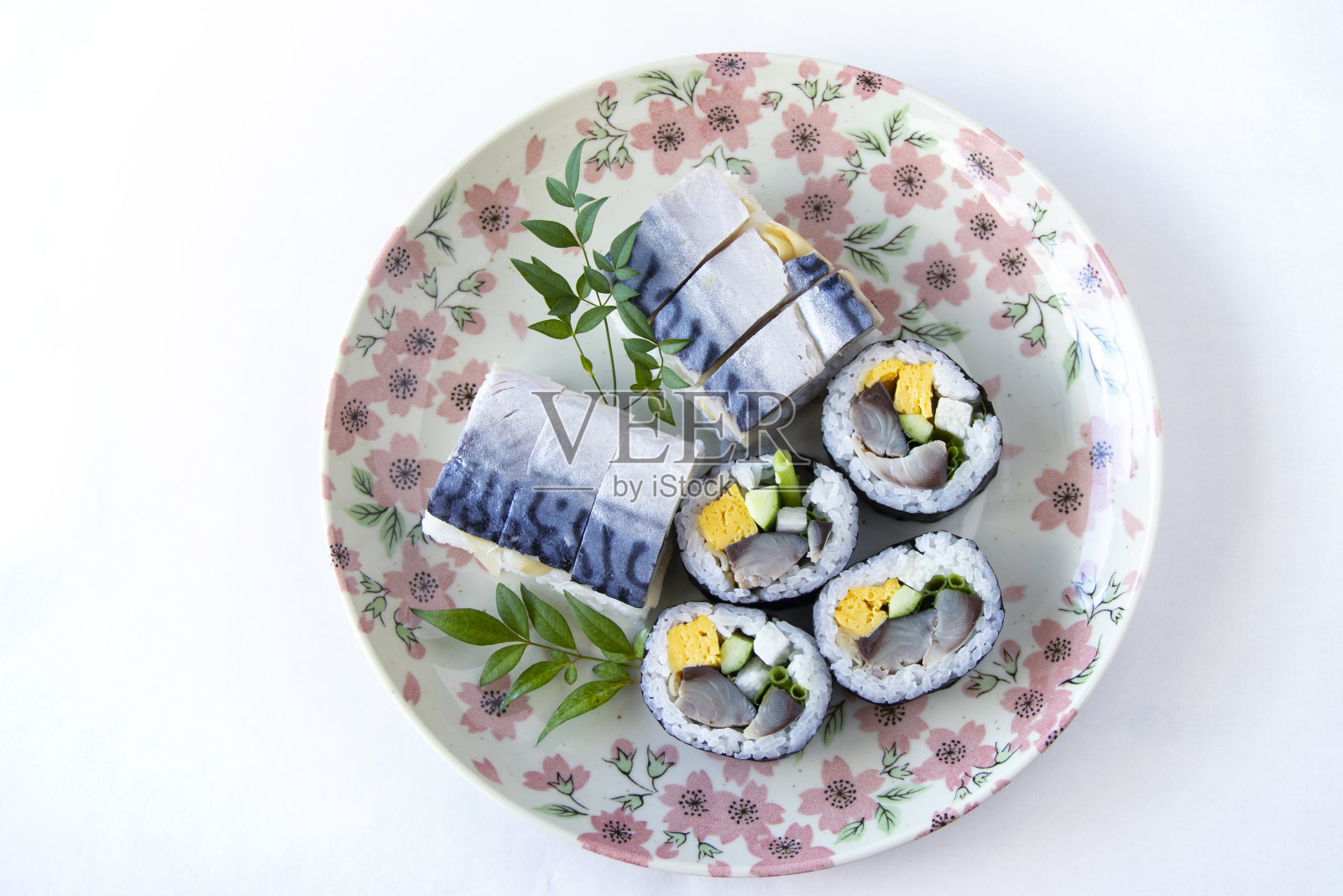 鲭鱼寿司卷和鲭鱼寿司日本食品在白色的背景。日本的食物。俯视图照片摄影图片