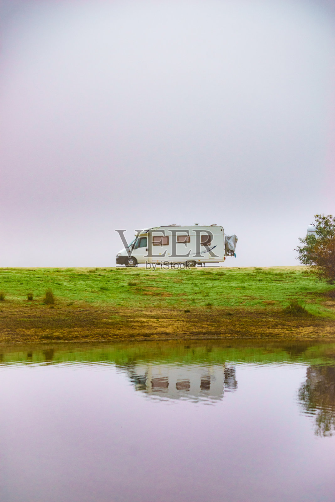 露营者在湖边露营。雾蒙蒙的天照片摄影图片