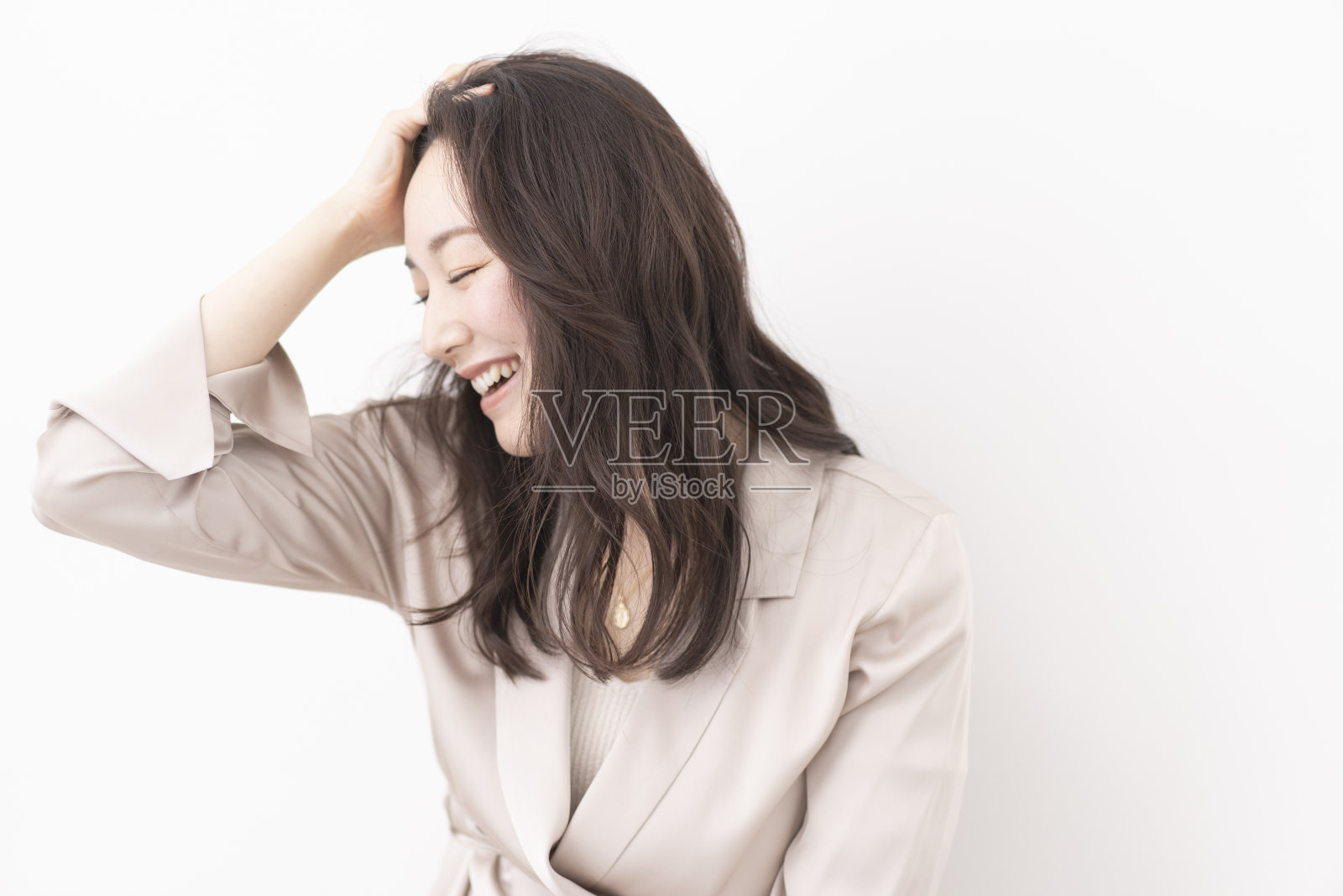 一位年轻女子正在梳头。照片摄影图片