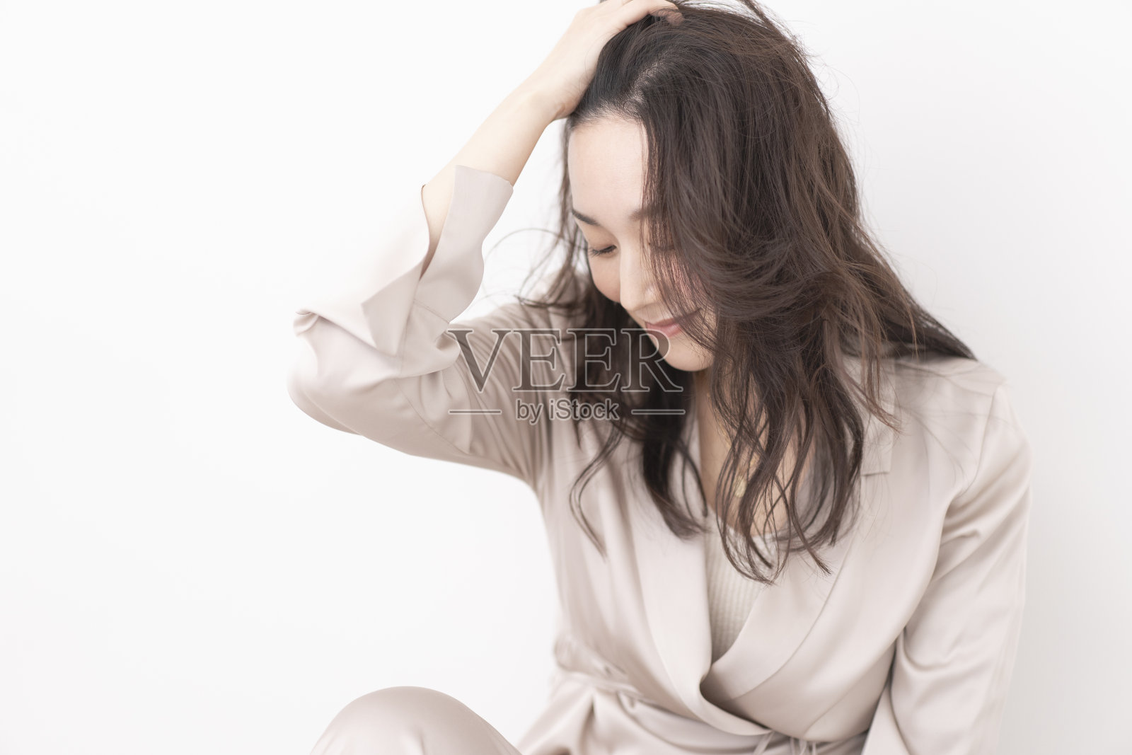 一位年轻女子正在梳头。照片摄影图片