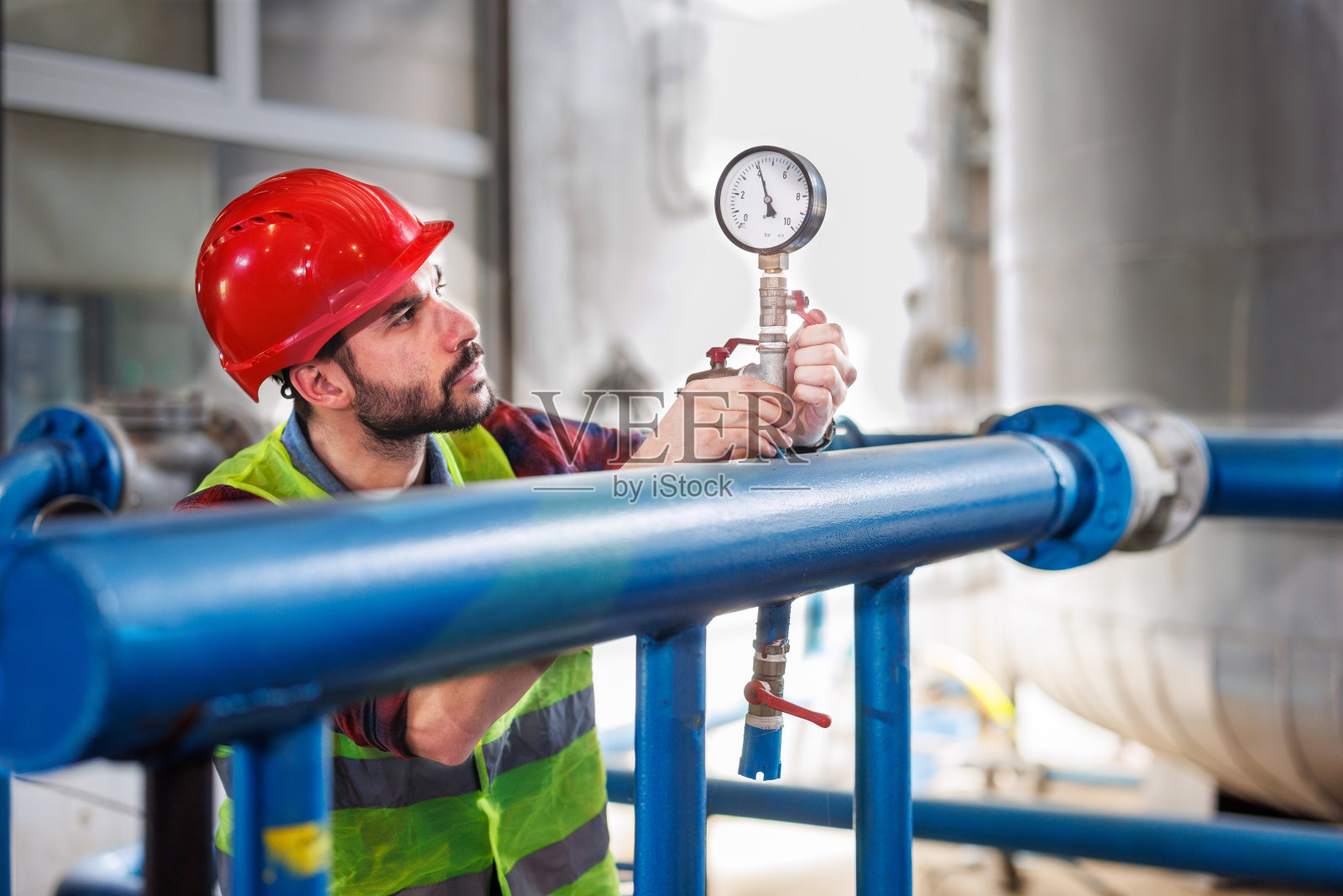 检查供热管道照片摄影图片