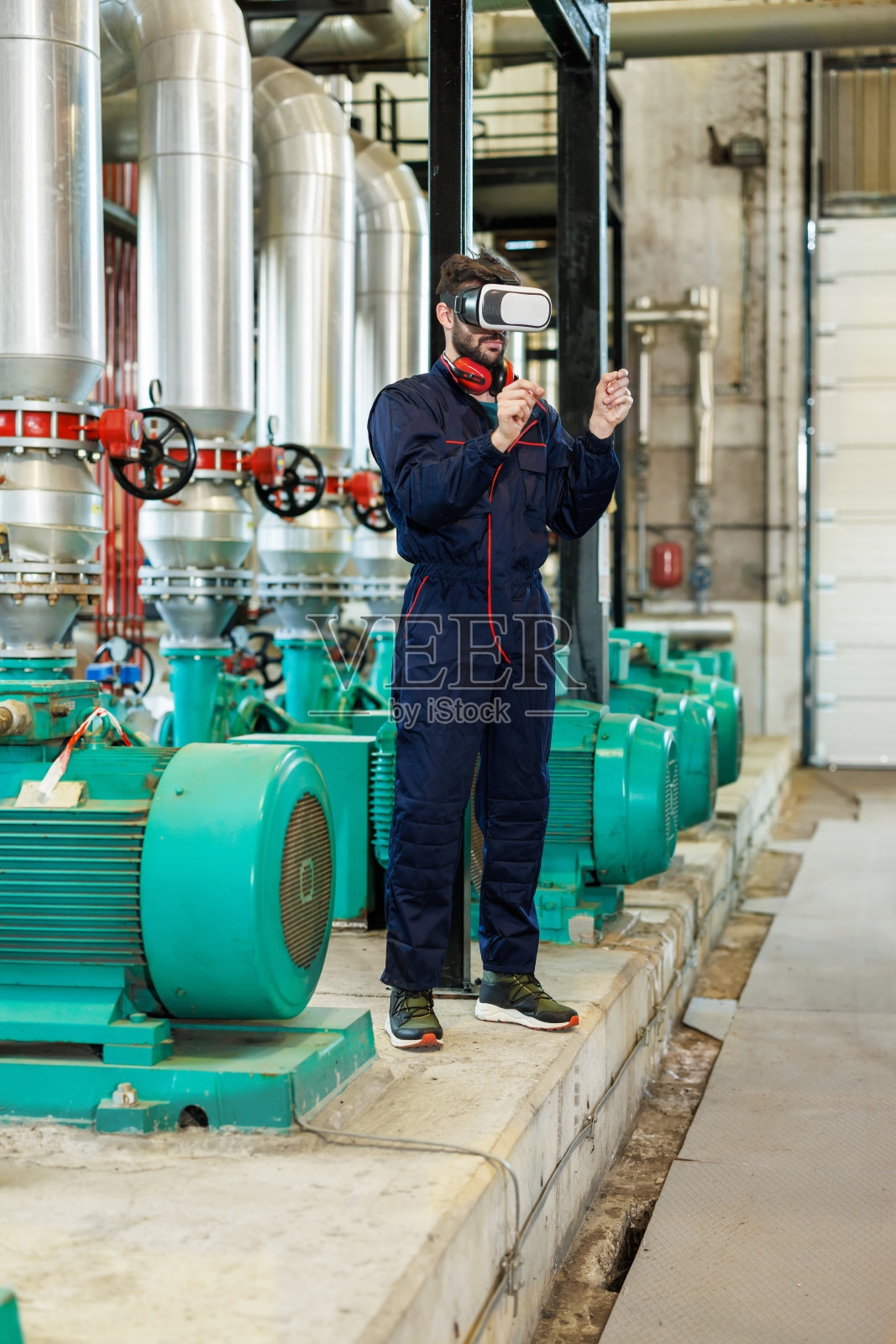 年轻技术人员在采暖厂使用VR眼镜进行检查照片摄影图片