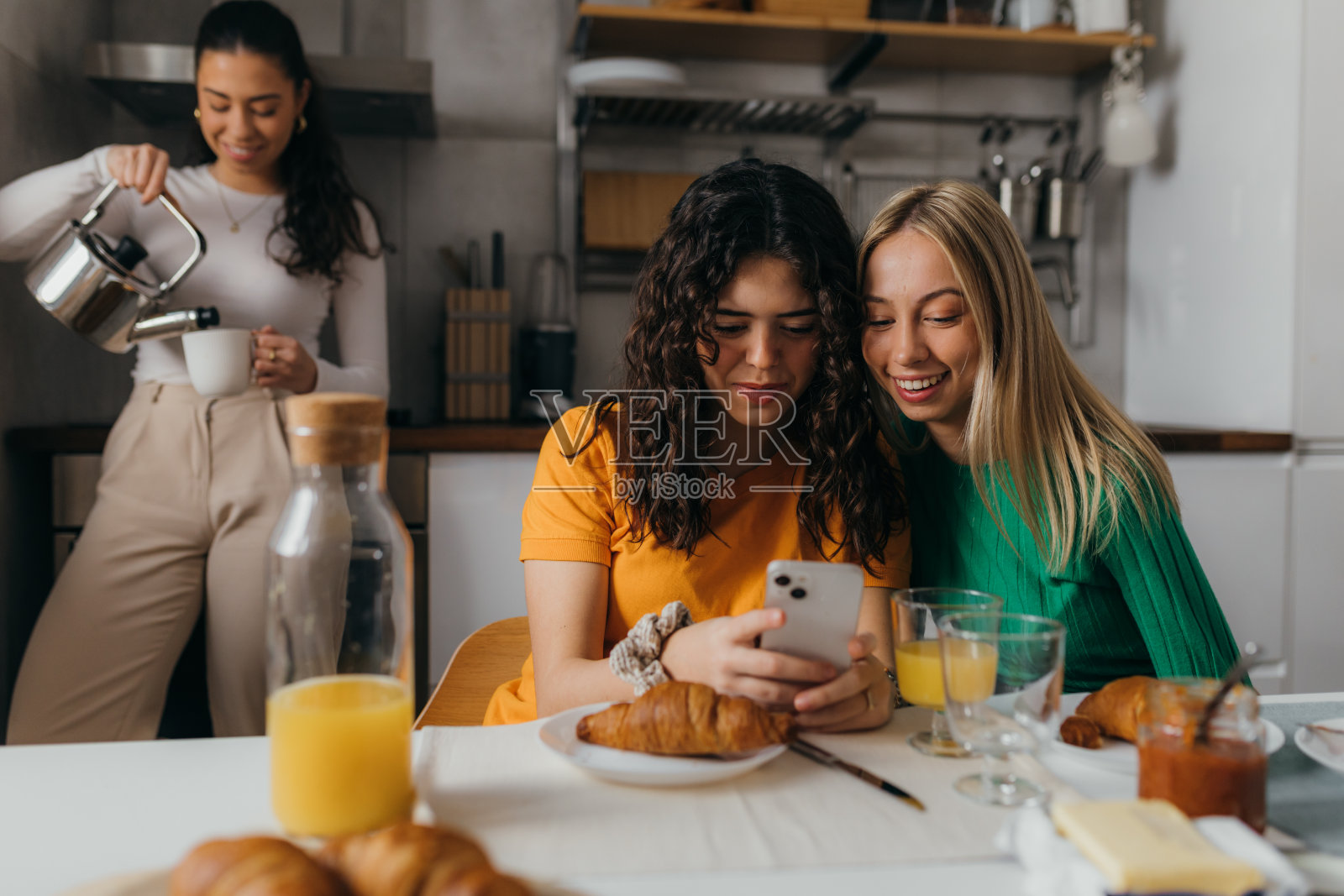 女学生在家照片摄影图片