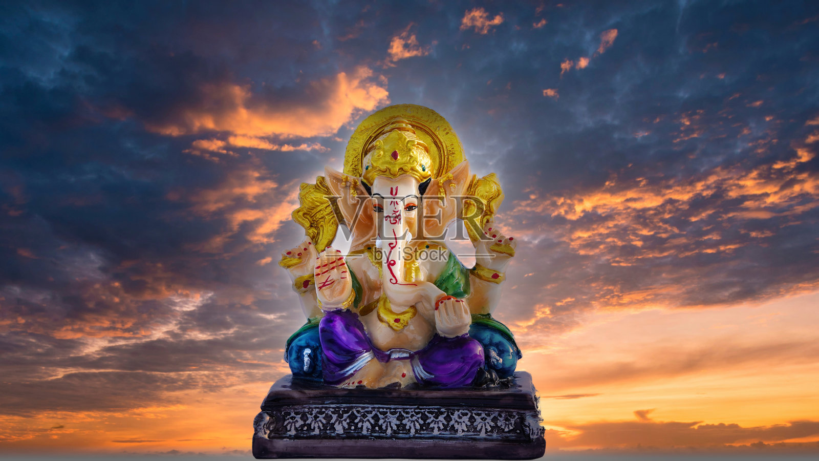 雕像或偶像的印度神和女神孤立在戏剧性的背景。照片摄影图片