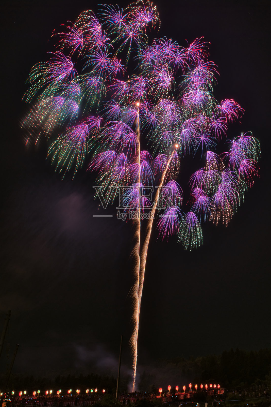 日本新潟市片凯市的烟花照片摄影图片