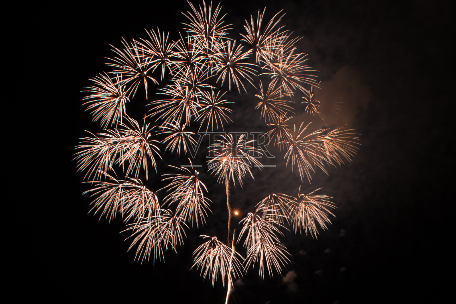 日本新潟市片凯市的烟花照片摄影图片