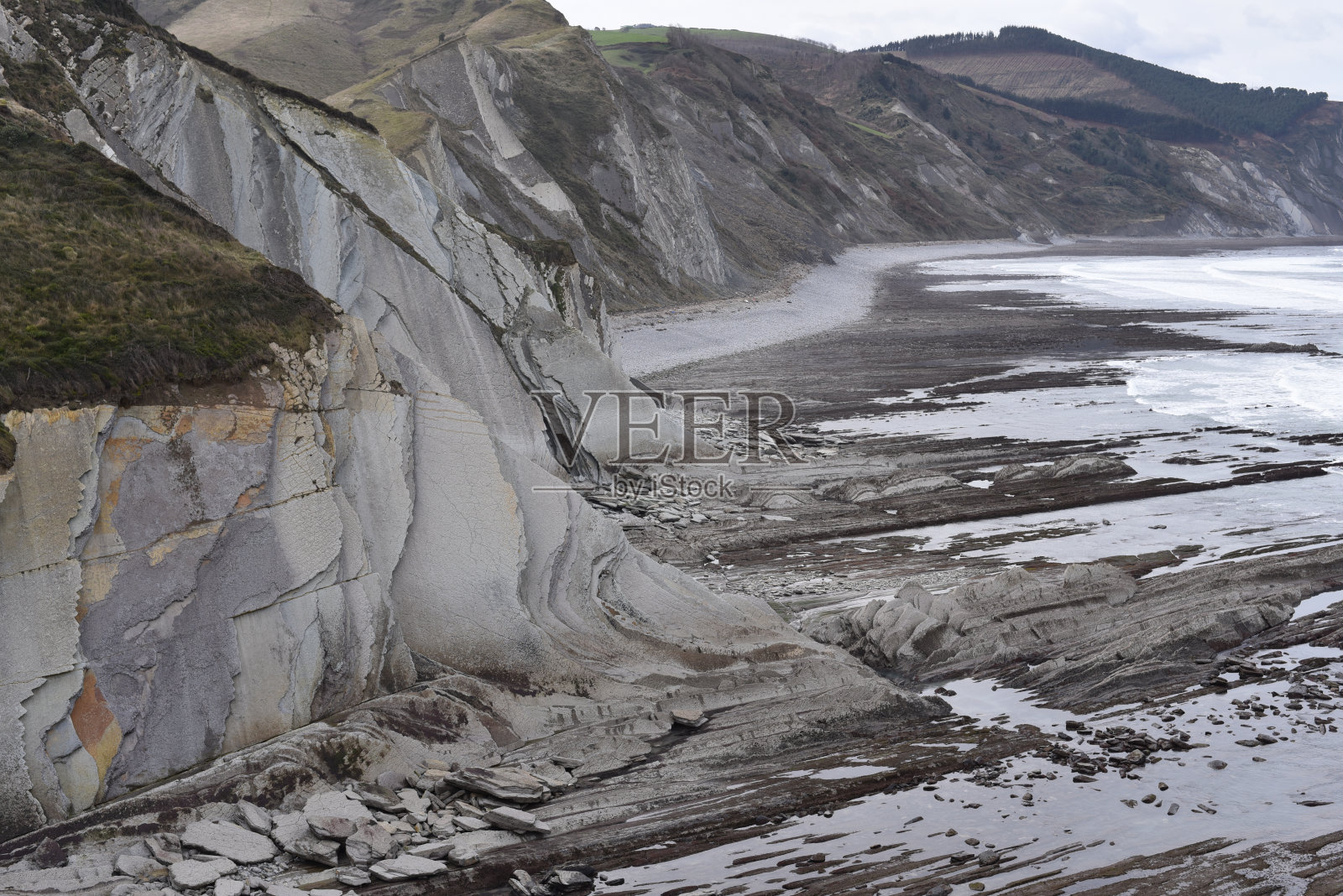 巴斯克海岸的复立石岩层。西班牙吉普斯科亚的祖玛亚照片摄影图片