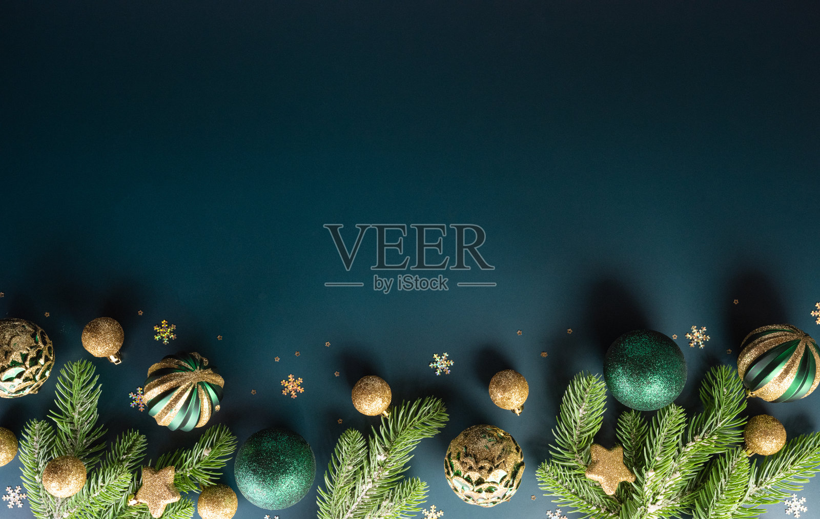 圣诞和新年背景概念。圣诞球，圣诞树枝，星星和雪花在黑暗的背景俯视图。照片摄影图片