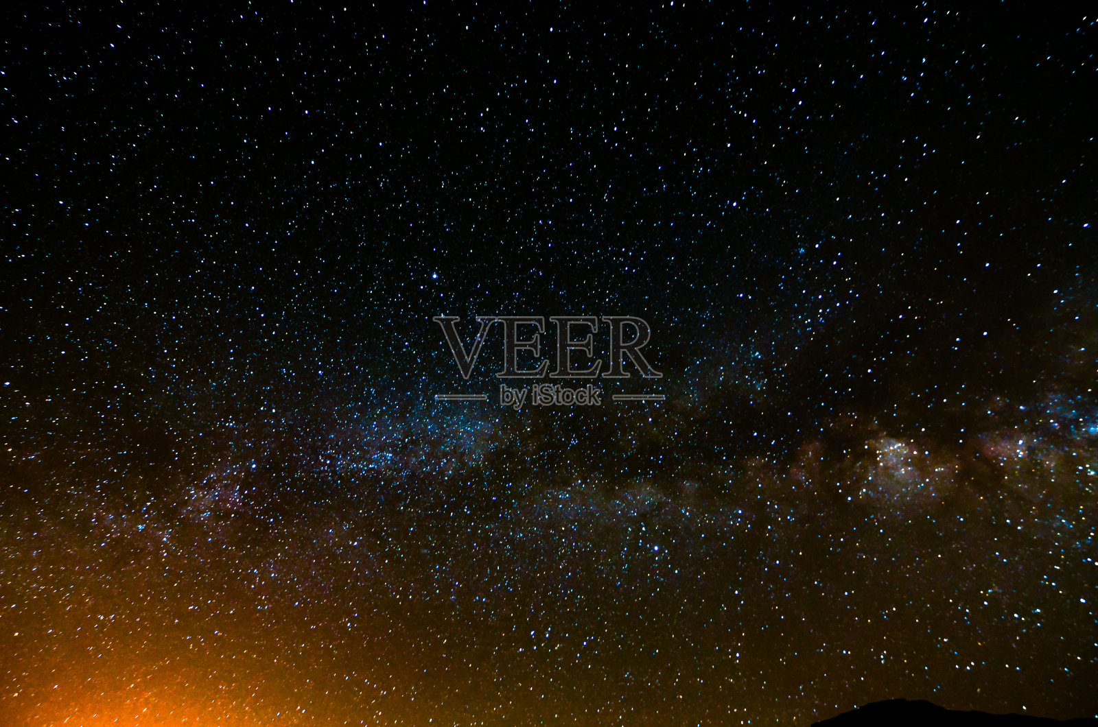 夜空中，星星在夜空中伴着银河照片摄影图片