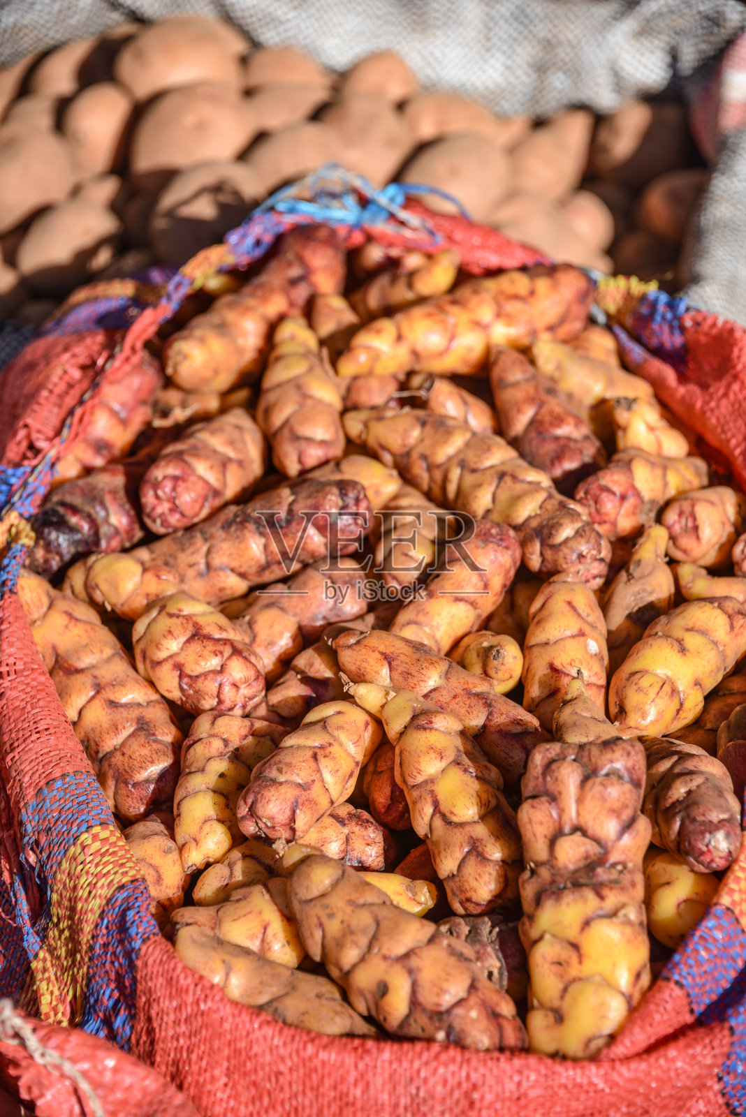 在秘鲁库斯科圣谷的乌鲁班巴中央市场出售的新鲜当地农产品照片摄影图片