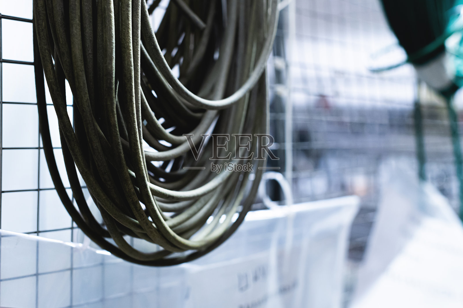 橡胶和硅酮密封件在卷材中。软密封在工厂设备生产中的应用。健美的形象照片摄影图片