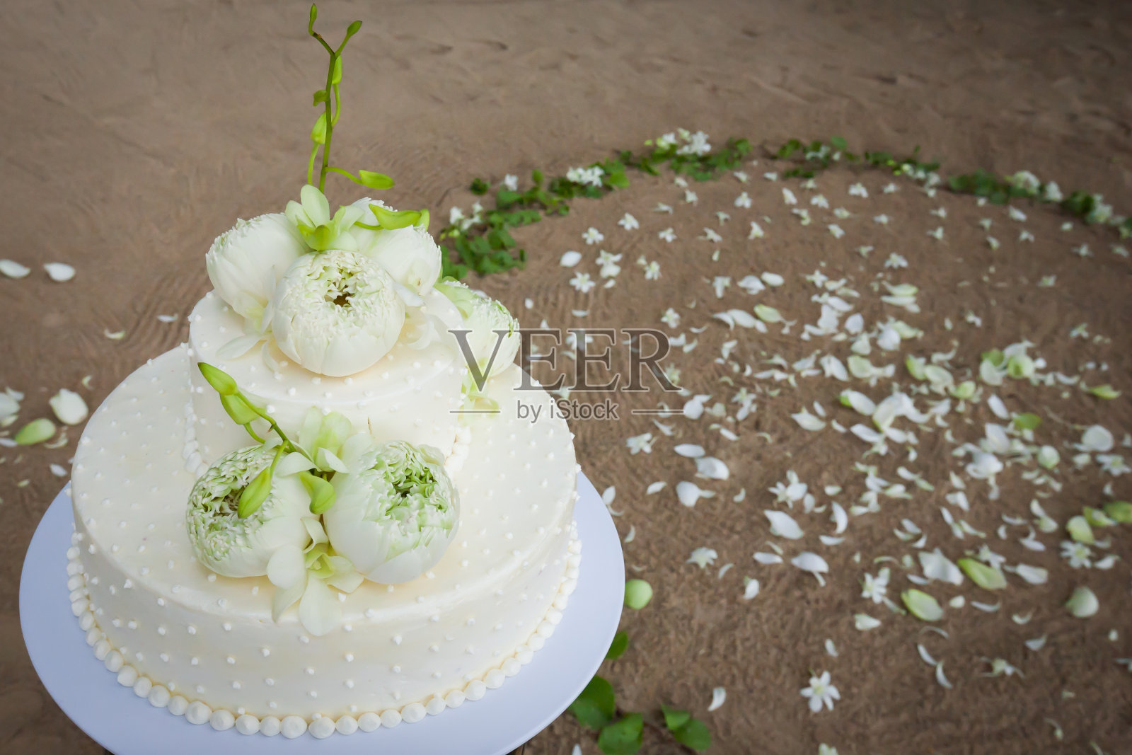 上面有花的结婚蛋糕。照片摄影图片