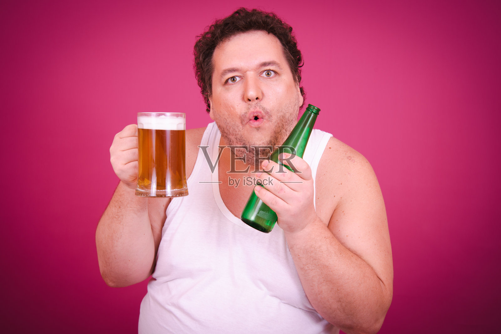 有趣的胖子在海边度假，喝啤酒。照片摄影图片