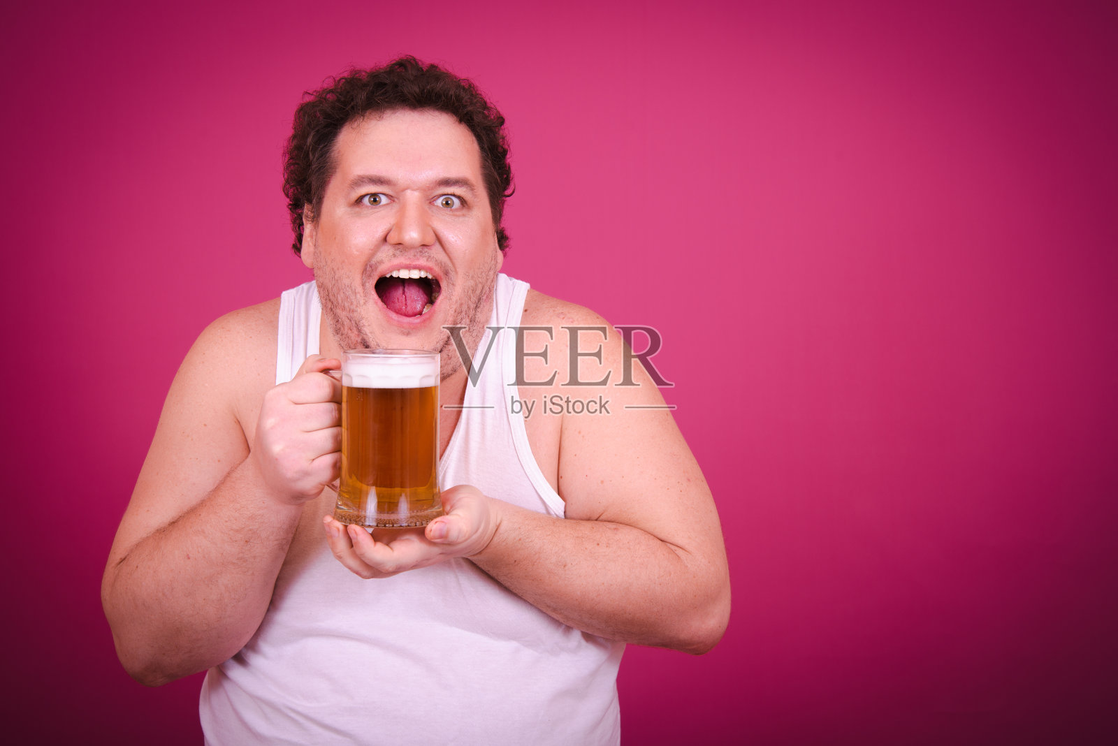 有趣的胖子在海边度假，喝啤酒。照片摄影图片