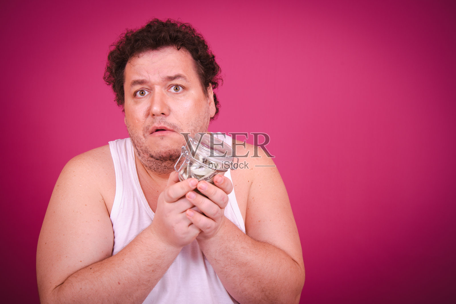 财政困难。有趣的胖子省钱。照片摄影图片