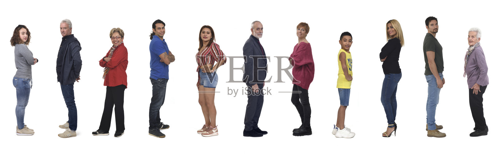 一大群女人和男人看着相机的侧面背景照片摄影图片