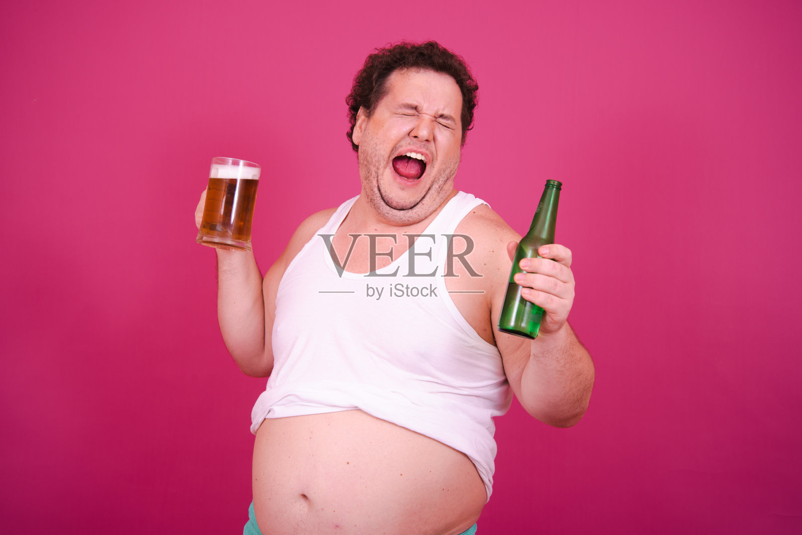 有趣的胖子在海边度假，喝啤酒。照片摄影图片