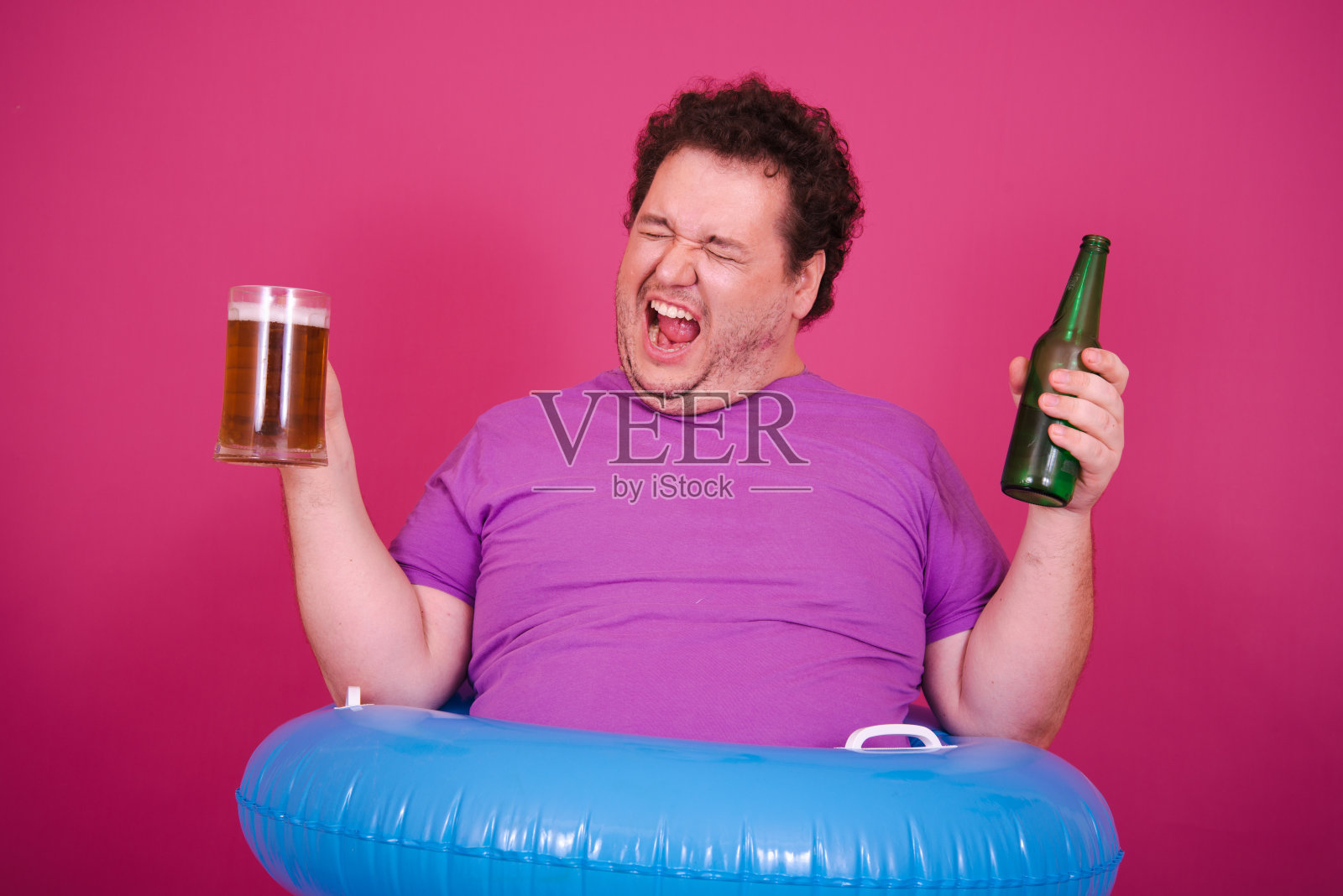 有趣的胖子在海边度假，喝啤酒。照片摄影图片