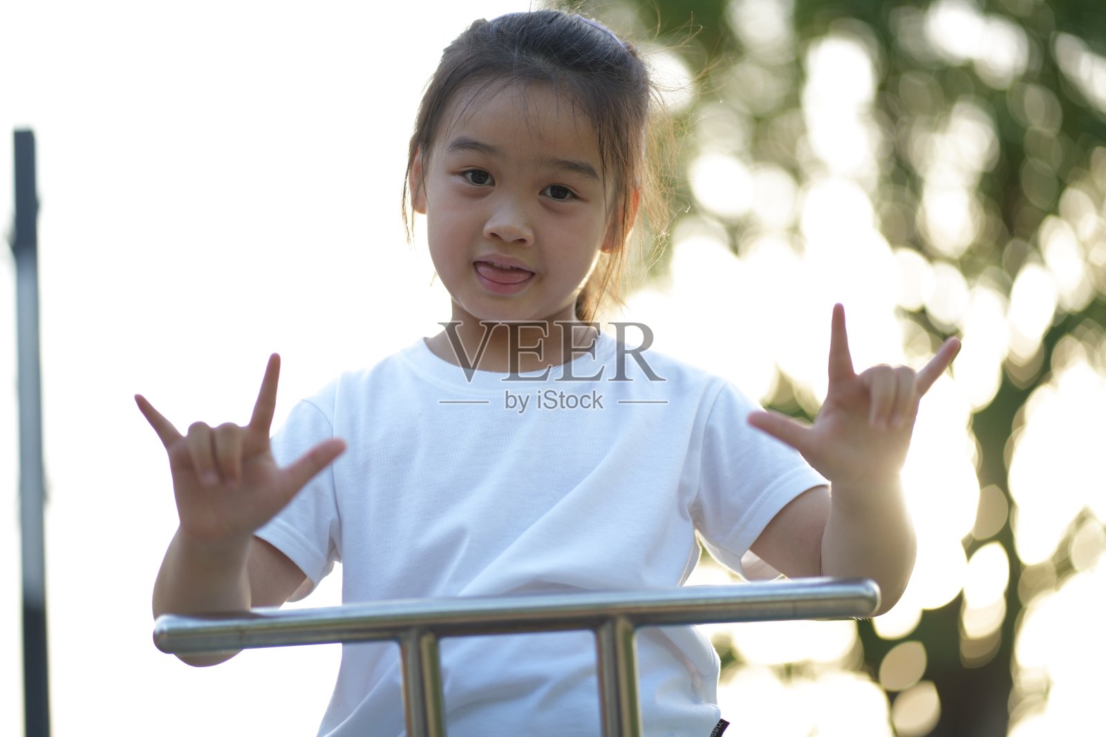 可爱的亚洲女孩一起在操场上玩跷跷板快乐照片摄影图片